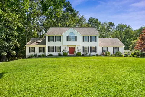 17 Laura Dr, Danbury, CT 06811