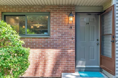 14 Hitching Post Ln #14, Glastonbury, CT 06033