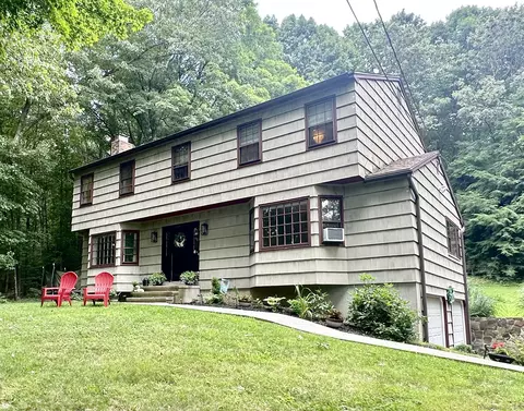69 Riverside Rd, Newtown, CT 06482