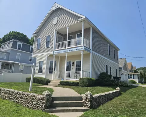 33 Crescent Ave, East Lyme, CT 06357