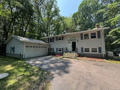 8 Pheasant Run Dr, Gales Ferry, CT 06335