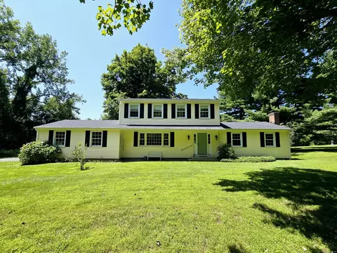 6 Phyllis Ln, Newtown, CT 06470