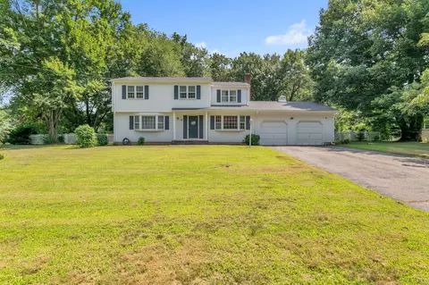 10 Oakmoor Dr, Vernon, CT 06066