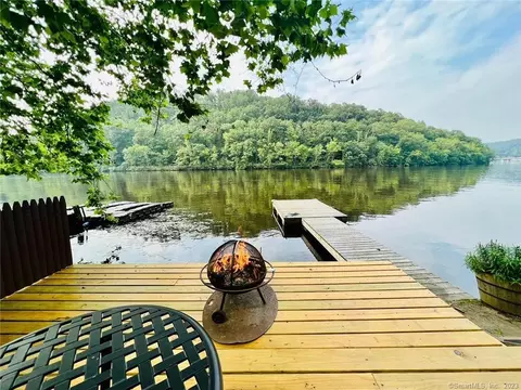 141 Edgelake Dr, Sandy Hook, CT 06482