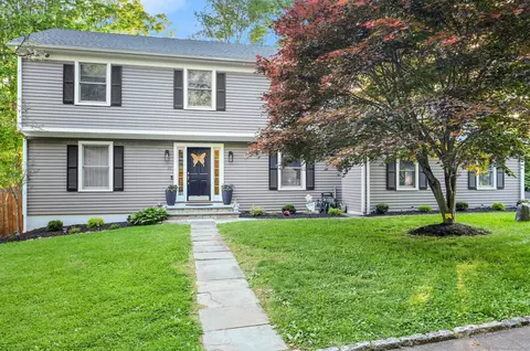 28 Old Rock Ln, Norwalk, CT 06850