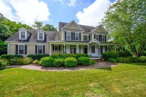 16 Houperts Way, Clinton, CT 06413