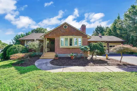 74 Ledyard Ave, Bloomfield, CT 06002