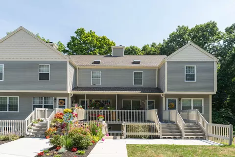 42 Manorwood Dr #42, Branford, CT 06405