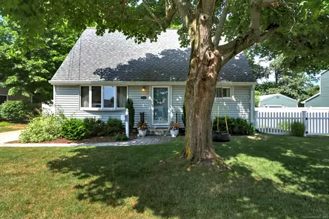 33 Sparrow Bush Ln, Milford, CT 06460