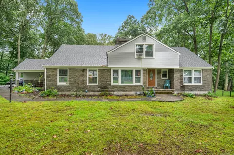 12 N Glenwoods Rd, Ledyard, CT 06335