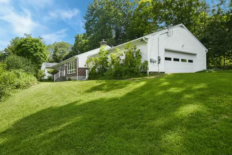 17 Brush Dr, New Fairfield, CT 06812