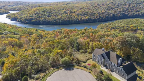 18 Hart Ct, Oxford, CT 06478