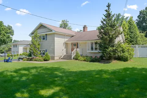 49 Random Rd, Fairfield, CT 06825