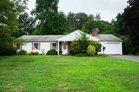 7 Meadow Farms Rd, West Hartford, CT 06107