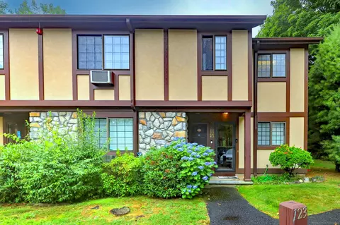 124 Foxwood Close Close #124, Milford, CT 06461