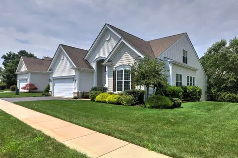 15 Wildlife Ct, Cheshire, CT 06410