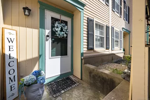 86 Rising Trail Dr #86, Middletown, CT 06457