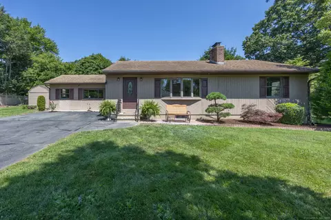 90 Saint Joseph Ave, Middlebury, CT 06762