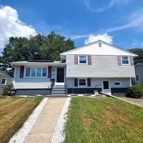 28 Jodie Cir, Waterbury, CT 06706