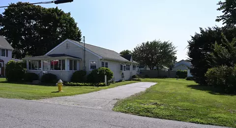 18 Hartford Ave, Old Saybrook, CT 06475