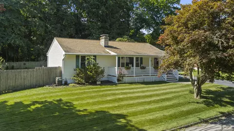 9 Valerie St, Waterford, CT 06385
