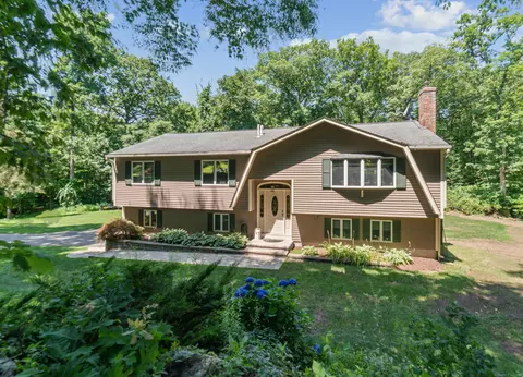 22 Rolling Hills Dr, Oxford, CT 06478