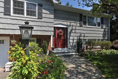 42 Linden Ave, Trumbull, CT 06611