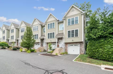 36 Short Oak Dr #36, Brookfield, CT 06804
