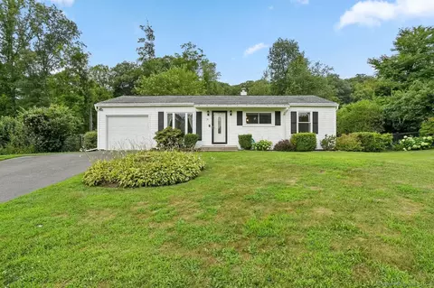 51 Mist Hill Dr, Brookfield, CT 06804