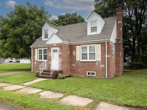 7 Mettler St, Woodbridge, CT 06525