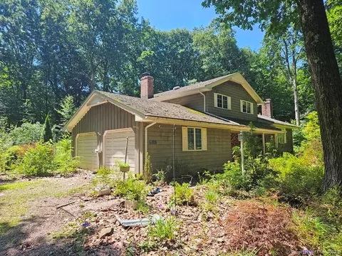 7 Old Wood Rd, Avon, CT 06001