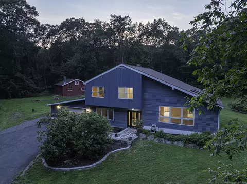 8 Saddle Ridge Rd, Newtown, CT 06470