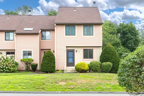 102 Greenwoods Ln #102, East Windsor, CT 06088