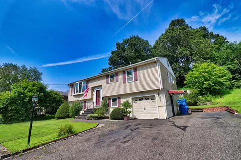 77 Carnation Ln, Waterbury, CT 06704