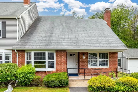 7 Barrington Dr #E, Wethersfield, CT 06109