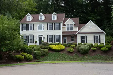 8 Chelsea Ct, Middletown, CT 06457