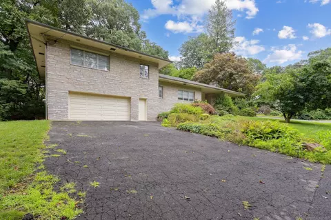 231 Knollwood Dr, New Haven, CT 06515