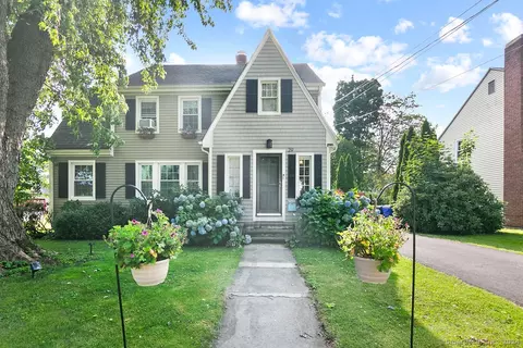 29 Mayflower St, West Hartford, CT 06110