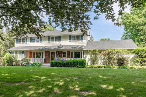 28 Sunset Hill Dr, Branford, CT 06405