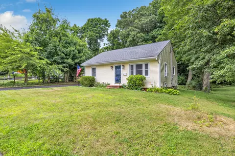 15 Beach Pl, Branford, CT 06405