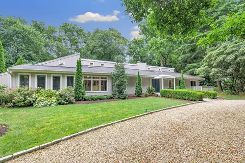 100 Oronoque Ln, Stratford, CT 06614