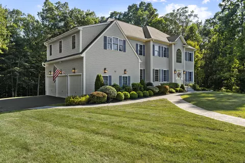 5 Shangri Ln, Wallingford, CT 06492