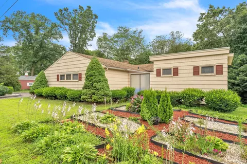 30 Sunset Dr, Naugatuck, CT 06770