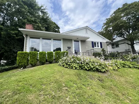 51 Dow St, New London, CT 06320