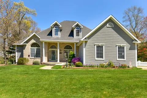 9 Jonathan Dr, Ellington, CT 06029