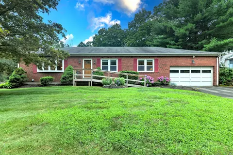 110 Hillfield Rd, Hamden, CT 06518