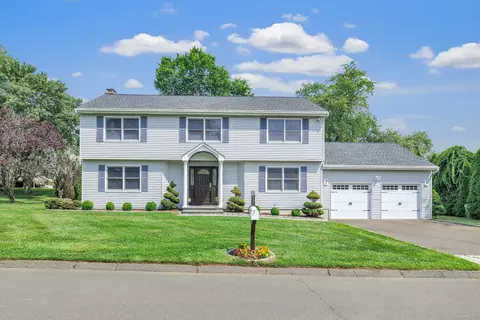 9 Cedar St, Trumbull, CT 06611