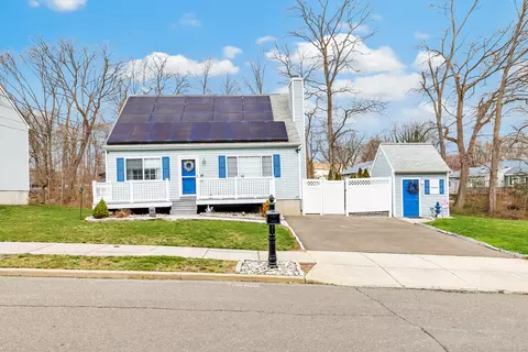 19 Lake Ave, West Haven, CT 06516