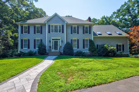 381 Willow Rd, Guilford, CT 06437