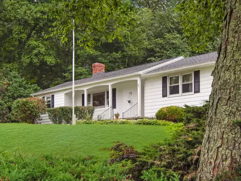 27 Greentree Dr, Waterford, CT 06385